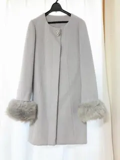 新品未使用【tocco　closet】袖エコファーブローチ付きノーカラーコート