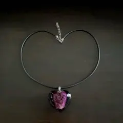 ベネチアングラス（ワインレッド）のハート型革紐チョーカー