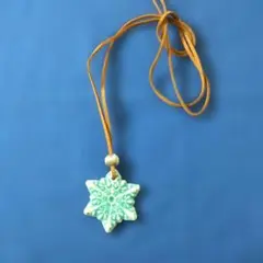 雪の結晶型、陶磁器手作りペンダント 青緑色