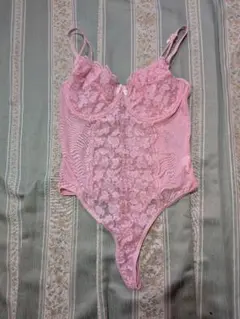 3580 ⭕️最高級品⭕️ ピンクの鮮やかな レース ボディスーツ L