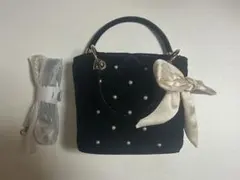 NICE CLAUP チャーム付きキルティングミニバッグ ブラック