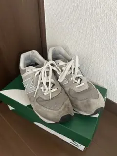 ニューバランススニーカーグレーのサムネイル