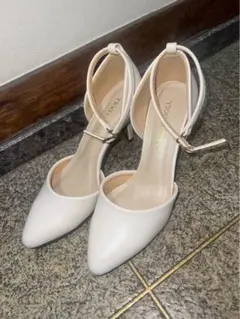 ホワイト ポインテッドトゥ アンクルストラップ パンプス
