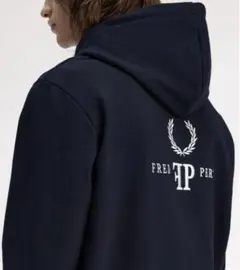 【新品】フレッドペリーのネイビーのフード付きパーカー