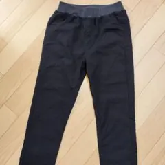 黒いスリムフィット長ズボン