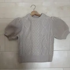 ベージュ ケーブル編み パフスリーブ 半袖ニット
