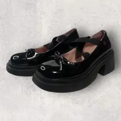 リボン付き ブラックエナメル厚底パンプス