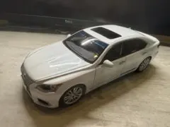 オートアート1/18レクサスLS600hLホワイト Amazon | AUTOart 1/18 レクサス LS600hL (ホワイトパール・ブラック