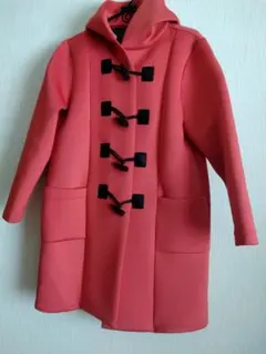 鮮やかなオレンジのダッフルコート