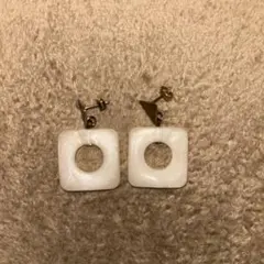 ホワイト スクエアピアス ゴールド金具