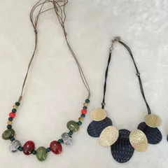 ビーズとフラワーデザインのネックレスセット