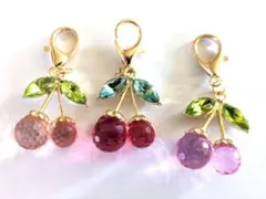 【ハンドメイド】 キラキラチェリーのチャーム　３点