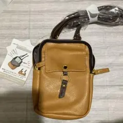 新品未使用タグ付き スマホショルダーバッグ キャメル色中にキーフック付きです。