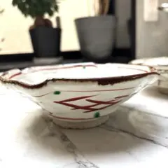 赤と緑の装飾 陶器の深皿