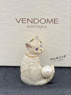 ヴァンドームブティック　青い瞳の猫と真珠　ピンブローチ　猫　ネコ　ブローチ
