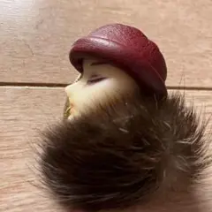 女性の顔 ブローチ 赤い帽子 毛皮