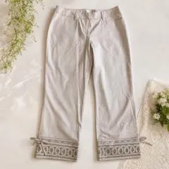 TO BE CHIC 裾刺繍 クロップドパンツ 40のサムネイル