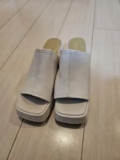 ホワイトスエードサンダル