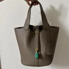 ピコタンのような　グレージュ　レザー風　バケツ型 ハンドバッグ　カデナH