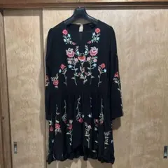 黒の花柄刺繍長袖チュニック