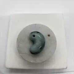 勾玉　青緑色 豆型 勾玉　無処理無染色天然石本翡翠A貨