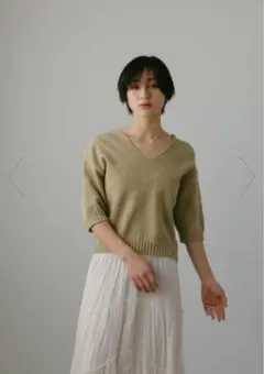 【新品未使用】CASA FLINE Vネックショートニットトップスのサムネイル