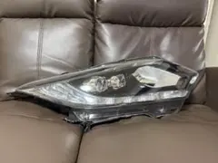 ホンダ RU3 ヴェゼル 純正 ヘッドライト 右 KOITO 100-62164のサムネイル