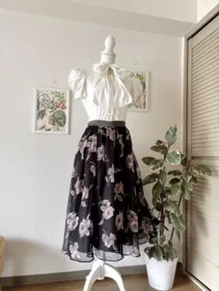 Supreme Lala 花柄ブラックフレアスカート 「タグ付き」のサムネイル