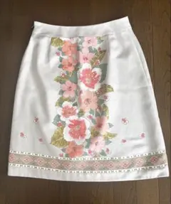 sunauna スーナウーナ　タイトスカート ベージュに花柄 サイズ40のサムネイル