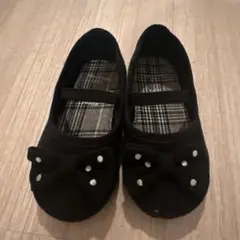 リボン付き黒バレエシューズ