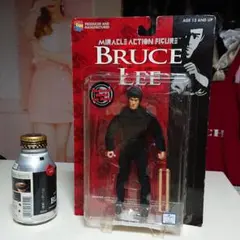 ブルースリーのフィギュアです。