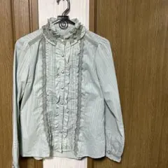 フリル付き薄いグリーン長袖シャツ
