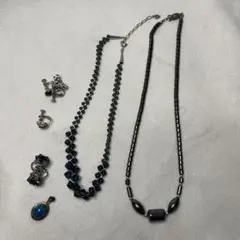 ダークブルーとブラック系のネックレスとイヤリングのセット