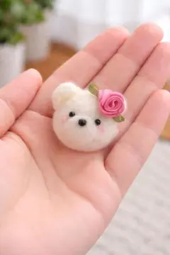 羊毛フェルト♡お花付きくまちゃんブローチ