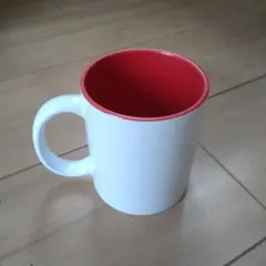 紅白の陶器マグ