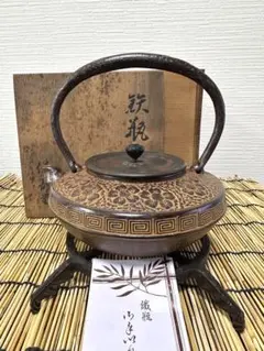未使用、木箱、栞付　菊池保寿堂造 丸平形　総桜文様　一級品　南部鉄瓶 未使用、木箱、栞付 菊池保寿堂造 丸平形 総桜文様 一級品 南部鉄瓶