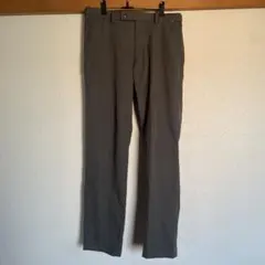 ユニクロ　ストレートパンツ　カーキ色のサムネイル