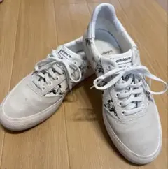 adidas ディズニー　スニーカー