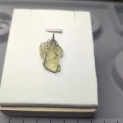 天然石リビアングラスワイヤーペンダント