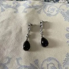 エレガントな黒いドロップ型ピアス