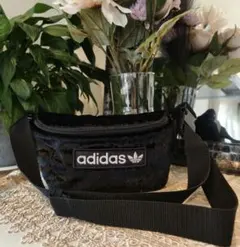 adidas アディダスオリジナル スウエストバッグ　ベロア　ブラック　ミニ