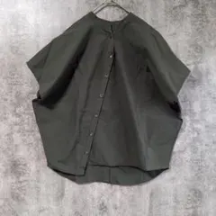 【Ameri】オリーブグリーン 半袖ボタンシャツ　変形のサムネイル