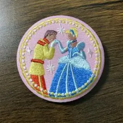 Disney Characters 刺繍缶バッジビスケット　シンデレラ