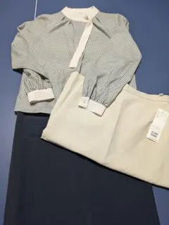 白黒チェック柄 トップスとクリーム色と紺色スカートの3点セット