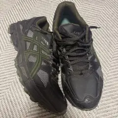 限定価格ASICS GEL-SNOWRIDE 1011A742 冬用ランニングのサムネイル