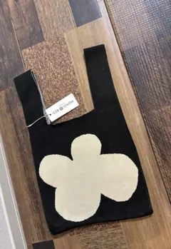 新品　HUND RED ニットバッグ　黒×アイボリーの花柄