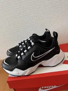 NIKE スニーカー ブラック ホワイトのサムネイル