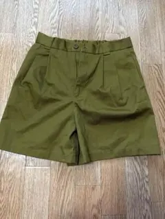 GU オリーブプリーツショートパンツ