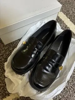 CHARLES & KEITH メタリックバックルローファーのサムネイル