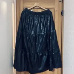 ブラック合成皮革ティアードスカート